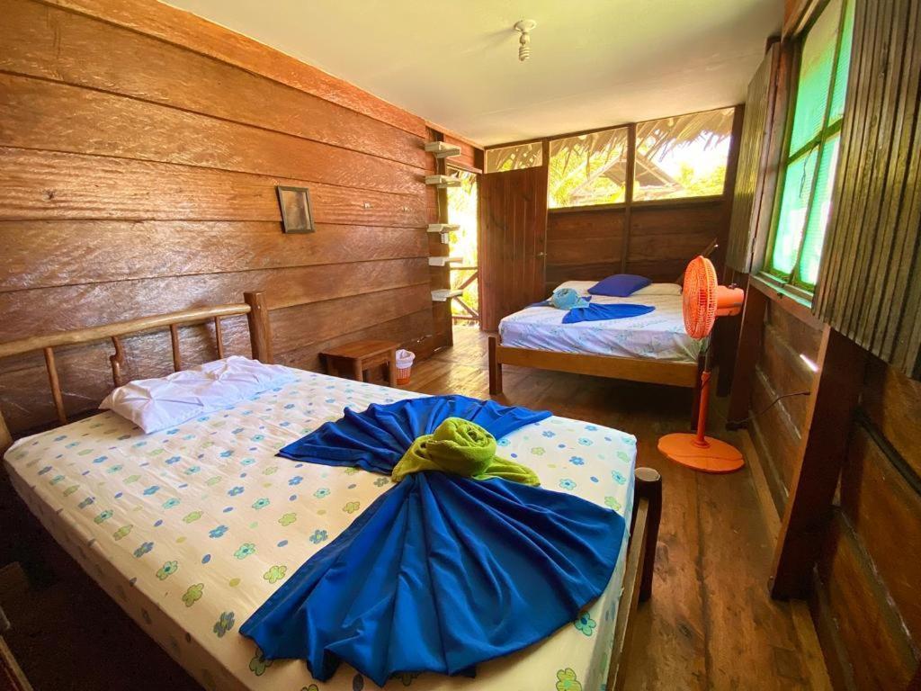Casa De La Iguana Hostel Livingston Exterior photo