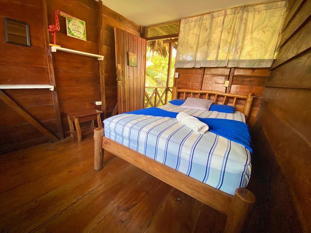 Casa De La Iguana Hostel Livingston Exterior photo