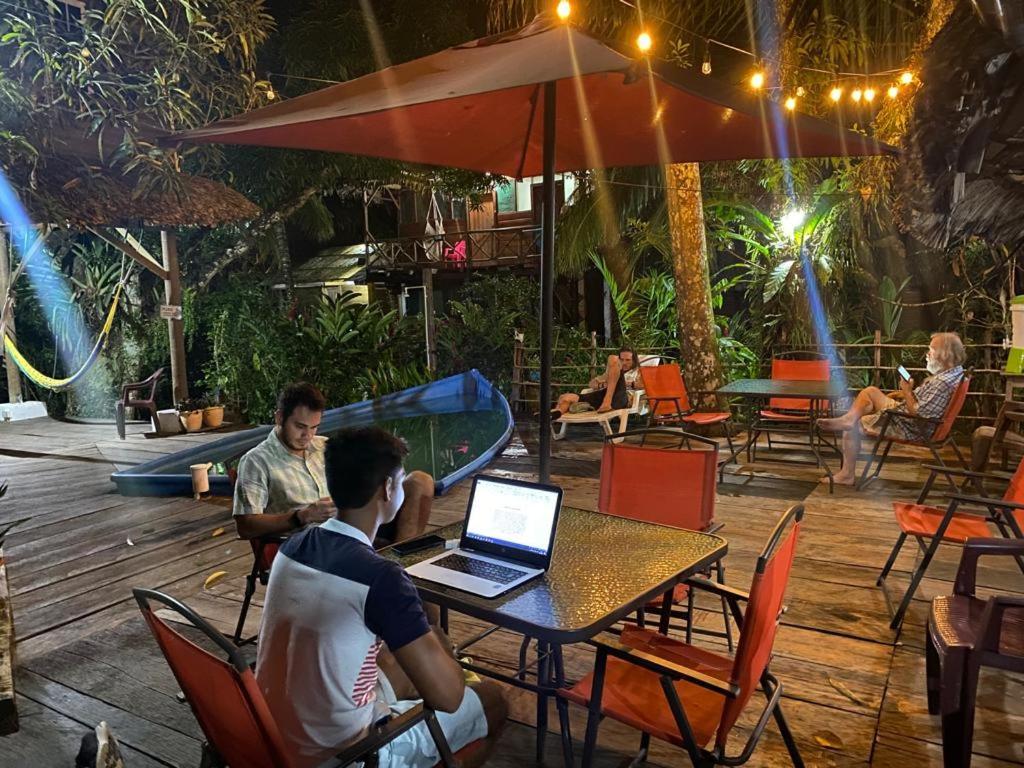 Casa De La Iguana Hostel Livingston Exterior photo