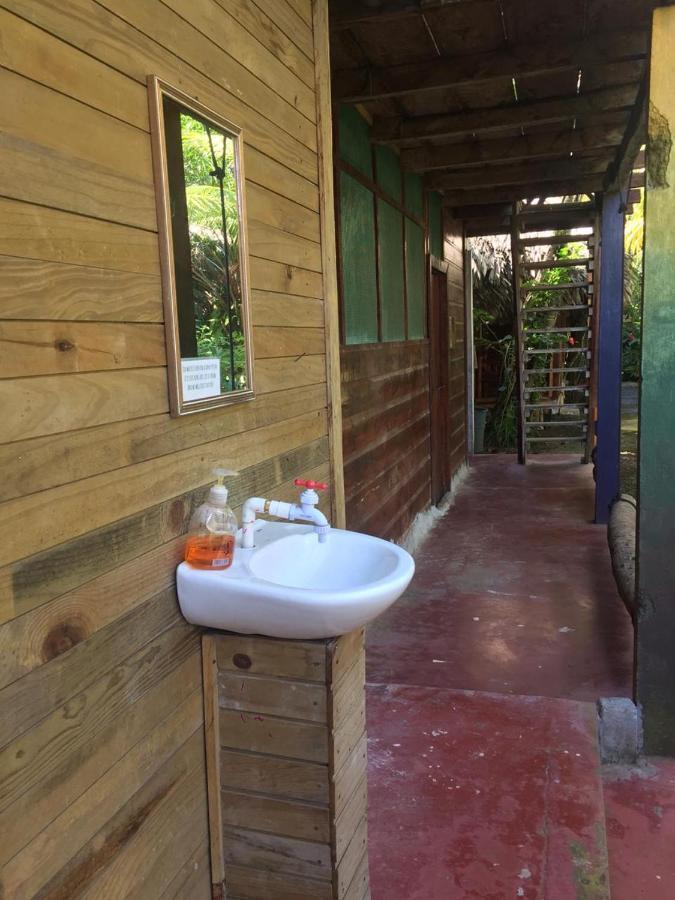 Casa De La Iguana Hostel Livingston Exterior photo