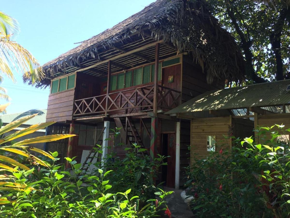 Casa De La Iguana Hostel Livingston Exterior photo
